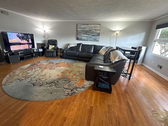 3rd image of 204 Clark Dr