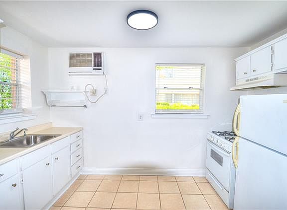 4th image of 318 Ridgelake Dr APT 2