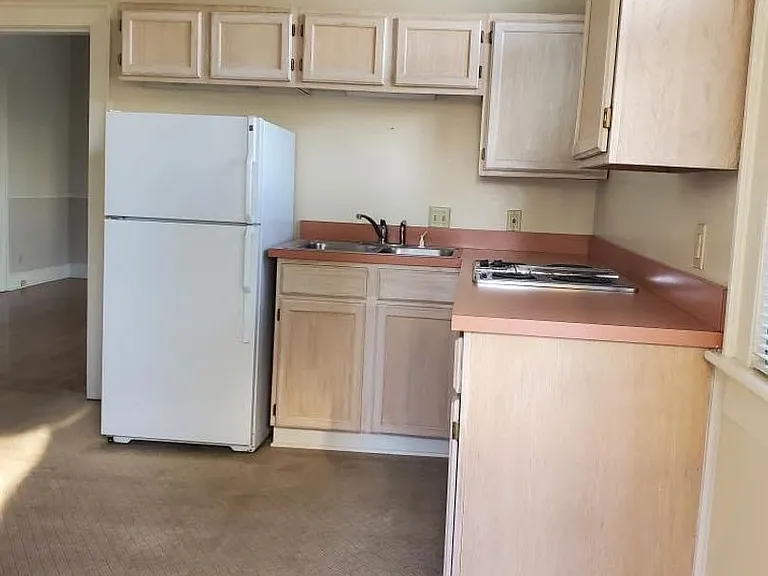 720 SE Riverside Dr — Photo 5