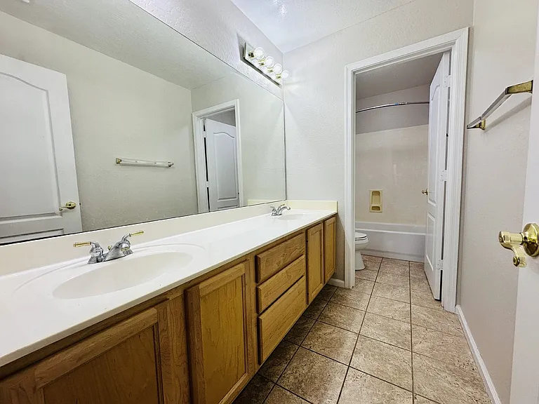 672 W Raven Dr — Photo 44