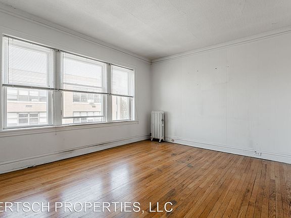 4th image of 2207 W Byron St #1