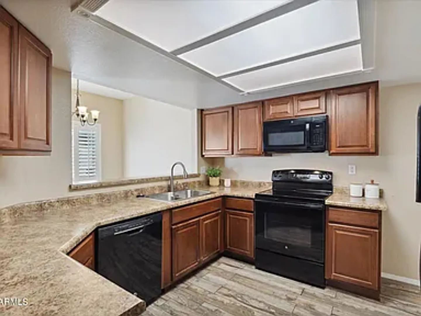 Ready To Tour Now! Charming 3-Bedroom 3-Bathroom Corner Townhouse In Peoria! — Photo 4