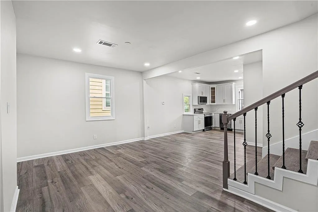 3 bed, 3.0 bath, 1311 sqft, $3,000 — Photo 3