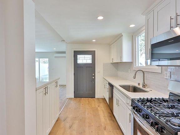 4th image of 2226 N Buena Vista St #1/2