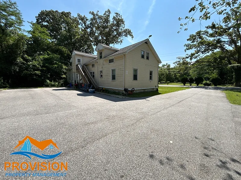 3 bed, 1.0 bath, 700 sqft, $1,595 — Photo 2