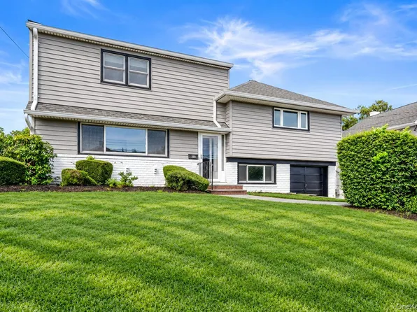 190 W Waukena Avenue, Oceanside, NY 11572