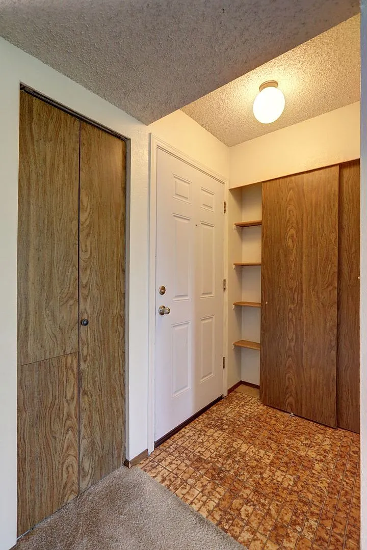 Clean Top Floor 1BR 1BA Condo with Wood Burning Fireplace — Photo 3