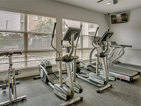 4th image of 600 13th St Unit 1012