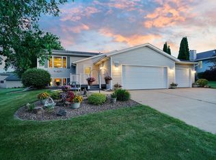 906 Marie Ln, Zumbrota, MN 55992