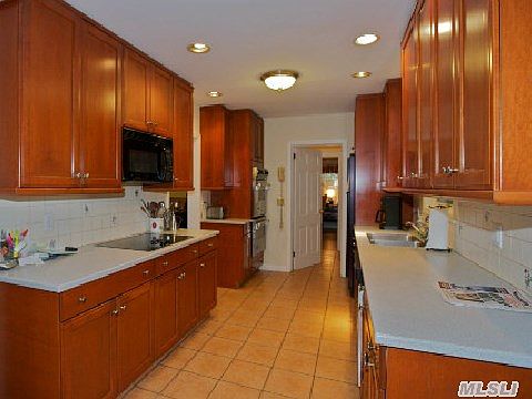 5th image of 66 Amherst Ct