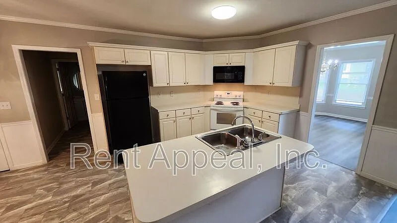 4 bed, 2.5 bath, 2442 sqft, $2,250 — Photo 2