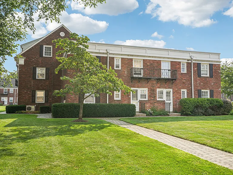 Manley Court Apartments — Photo 23