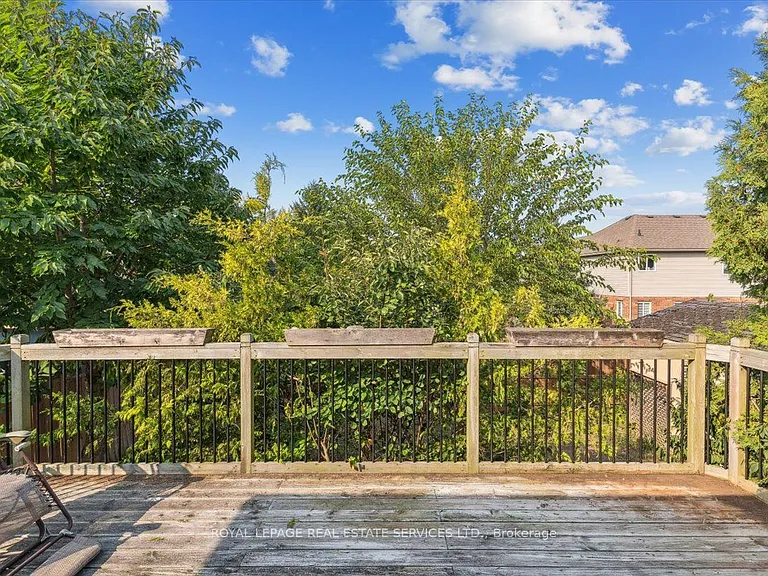 82 Whitlaw Way — Photo 32