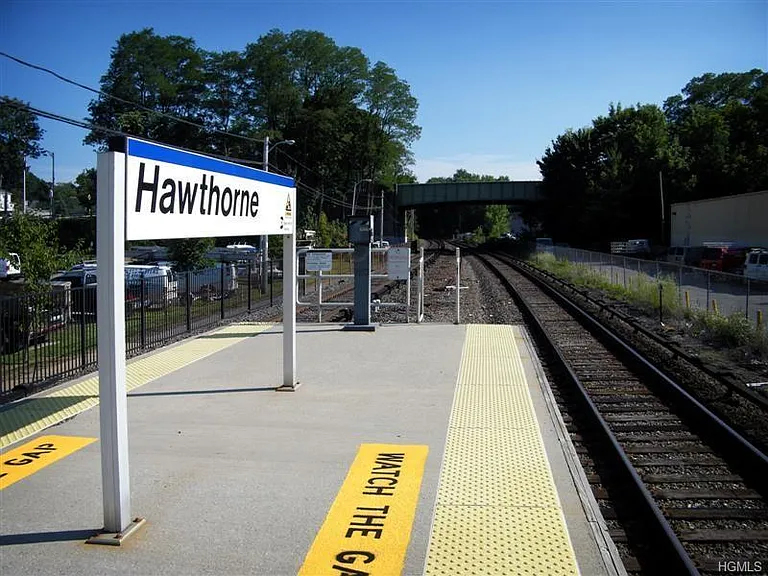 Close to Hawthorne, Valhalla & No White Plains Train Stations