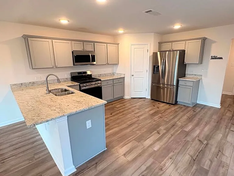 305 Lantana Ct — Photo 3