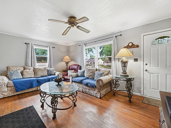 3rd image of 225 Park Dr