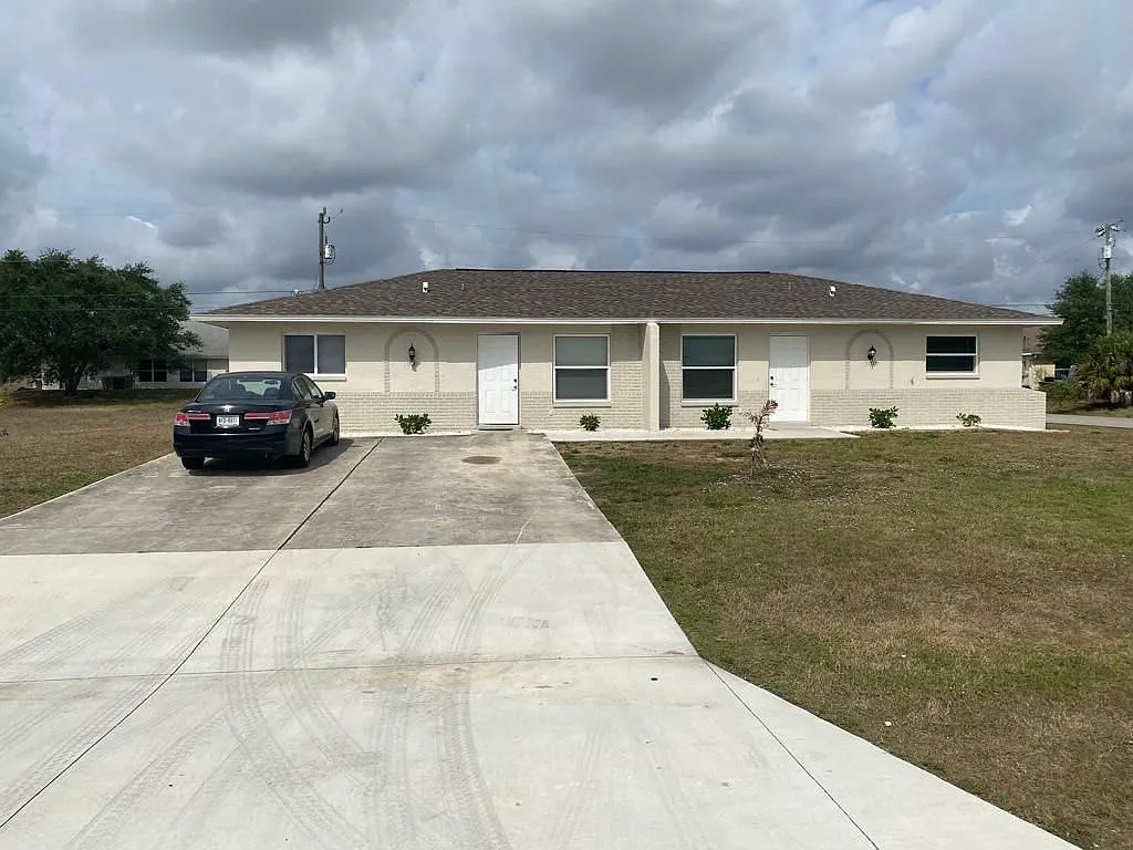 1010 NE 8th Pl — Photo 3
