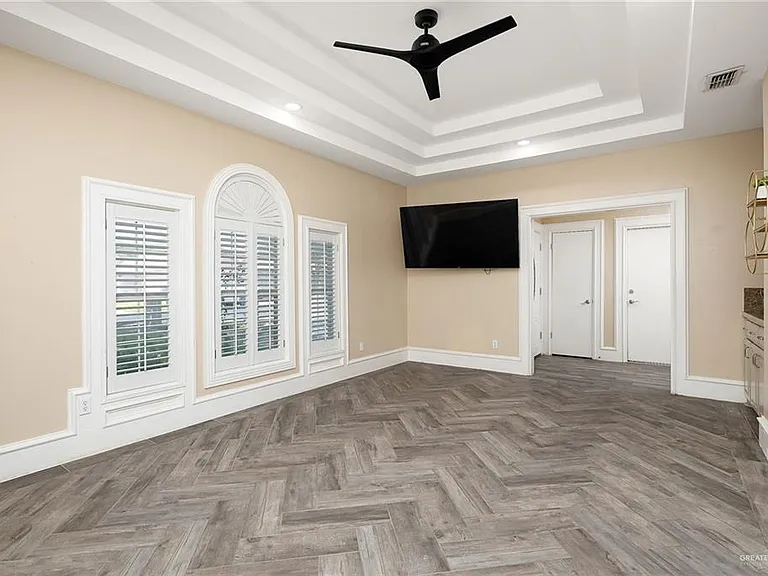 413 E Wisteria Ave — Photo 2