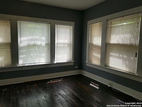 3rd image of 125 E Courtland Pl APT 1