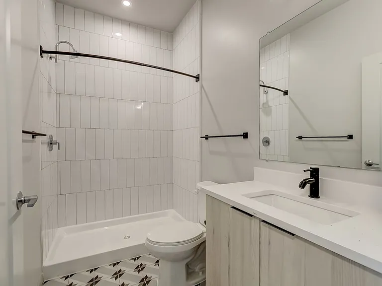 115 W Hamburg — Photo 17