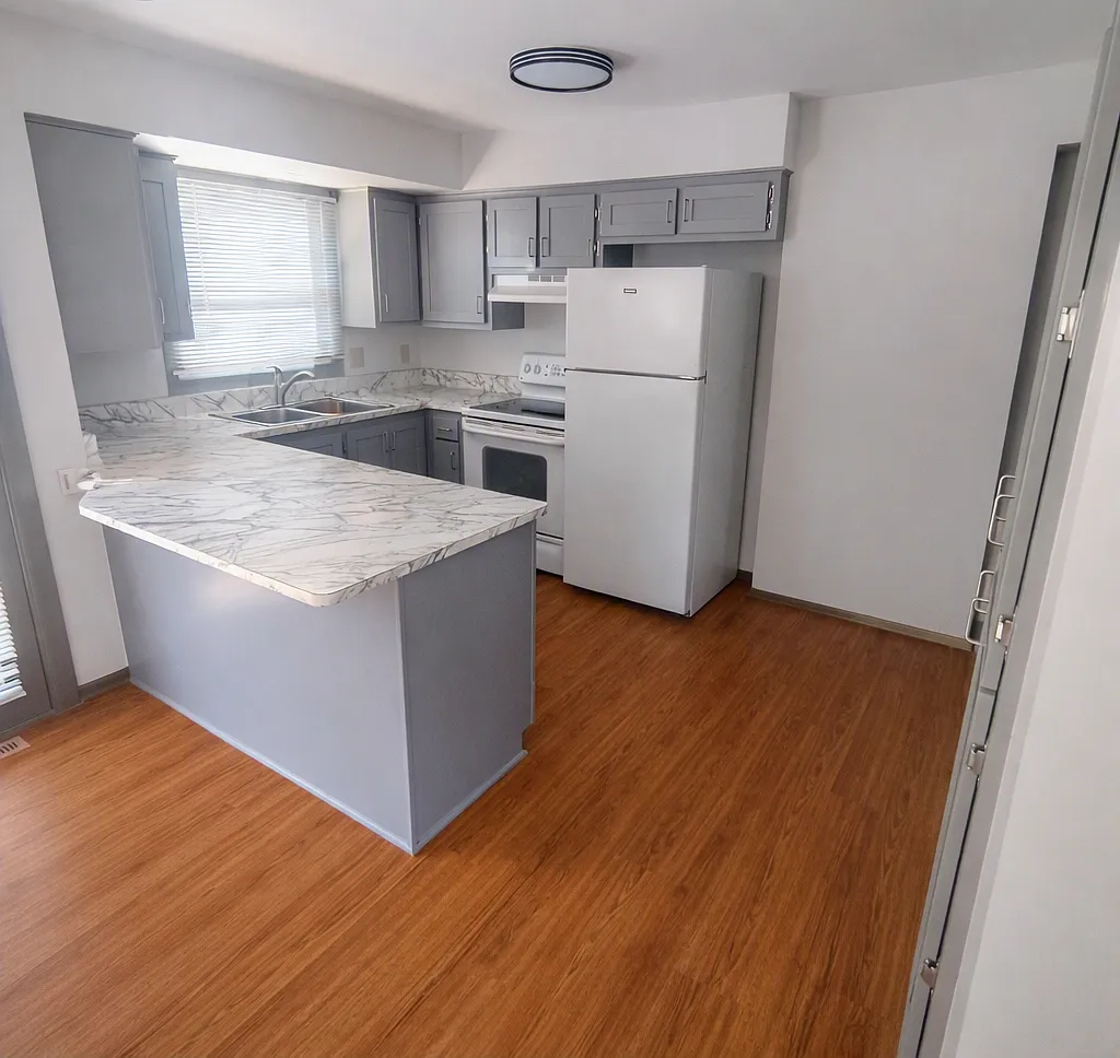 1074 Lowell Dr — Photo 4