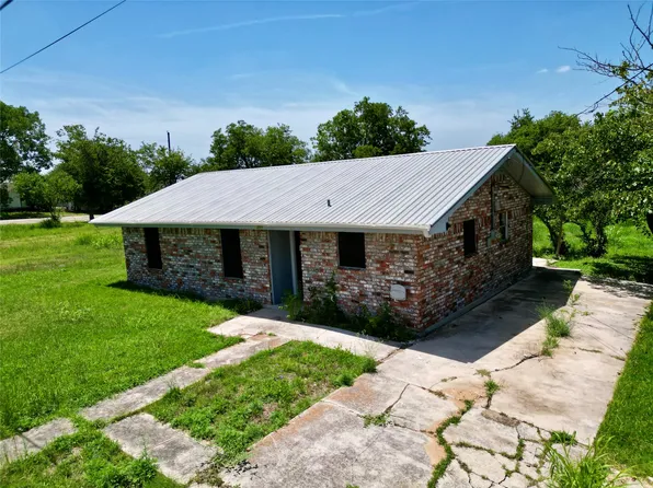 209 W Prairie Ave, Rogers, TX 76569