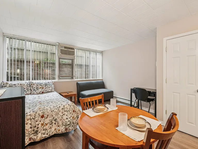 307 THOMPSON FURNISHED STUDIO APARTMENTS — Photo 8