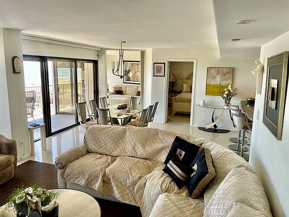 5th image of 708 Padre Blvd #805