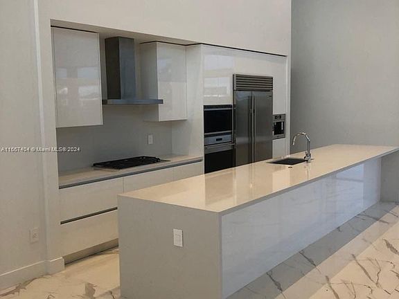 3rd image of 16583 Botaniko Dr S