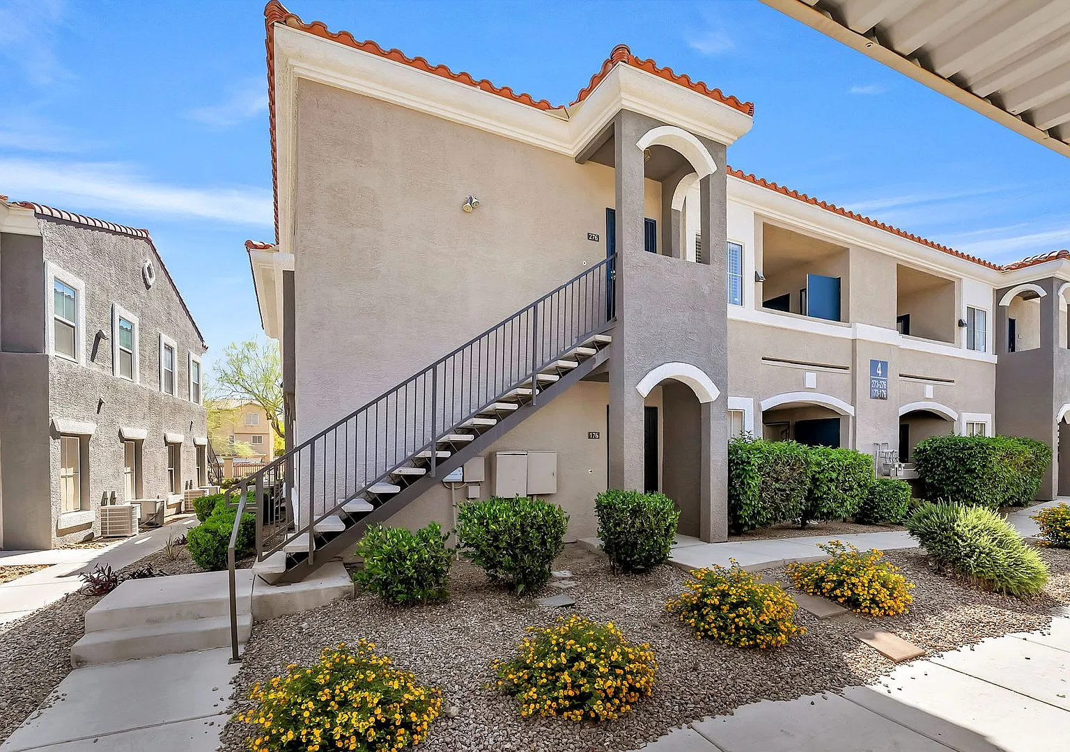 Spacious single-level, first-floor unit featuring 3 bedrooms and 2 bathrooms. — Photo 3