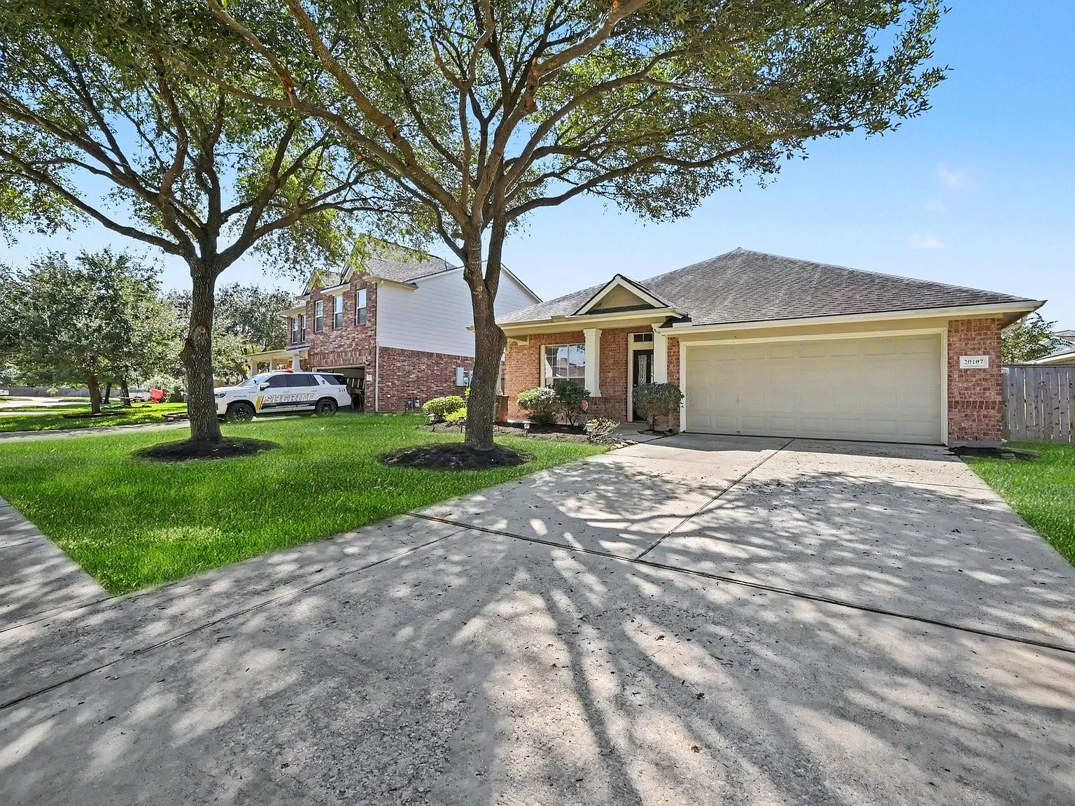 3 bed, 2.0 bath, 2055 sqft, $2,300 — Photo 3