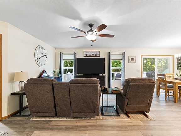 3rd image of 1885 Faye Rd