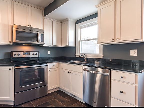 4th image of 10 Geneva Dr