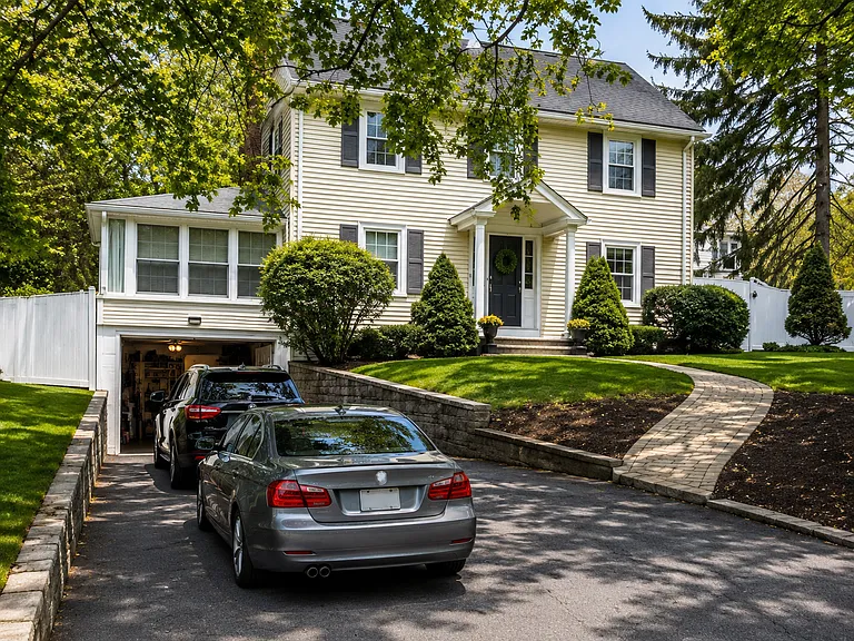 16 Pine St — Photo 1