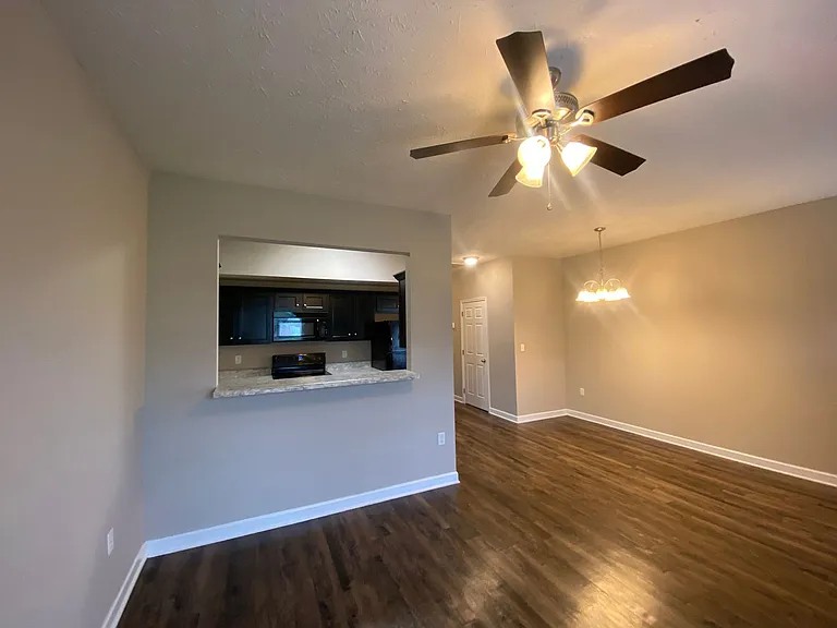736 Village Creek Dr — Photo 4