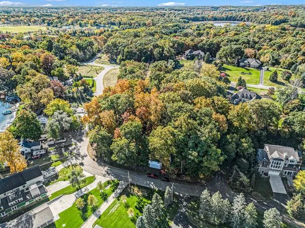 907 Ridge Ct, Chelsea, MI 48118