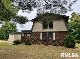 2 Springwater Dr, Jacksonville, IL 62650