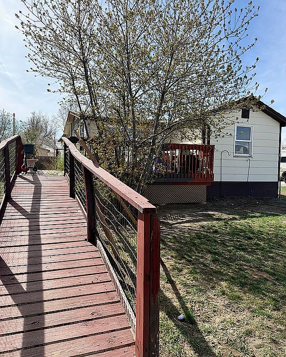 1st image of 392 Crescent Dr