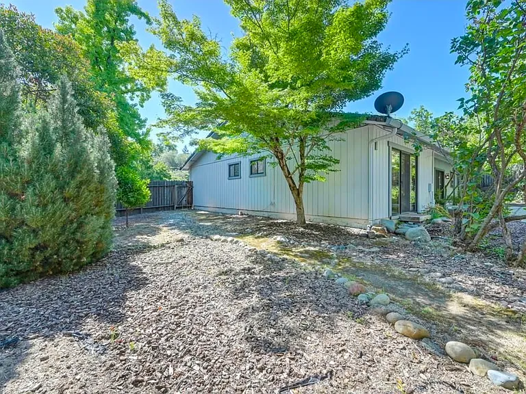 1545 Wimbledon Dr — Photo 3