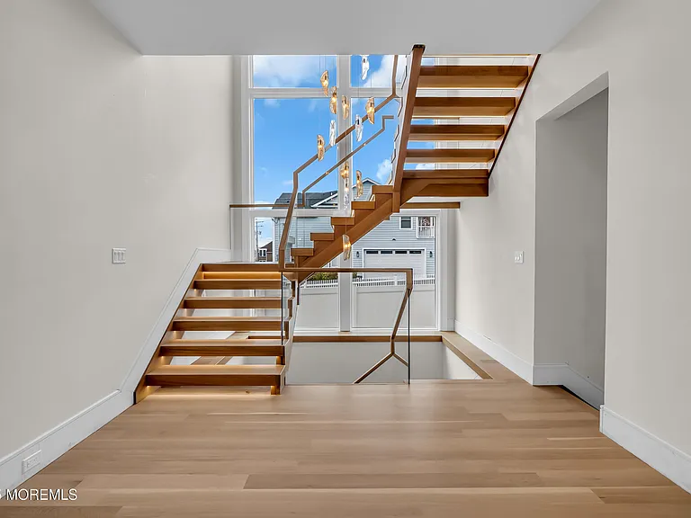19 Clarence Ave — Photo 16