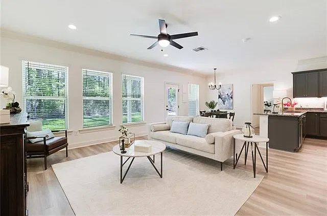 3 bed, 2.0 bath, 1649 sqft, $2,200 — Photo 3