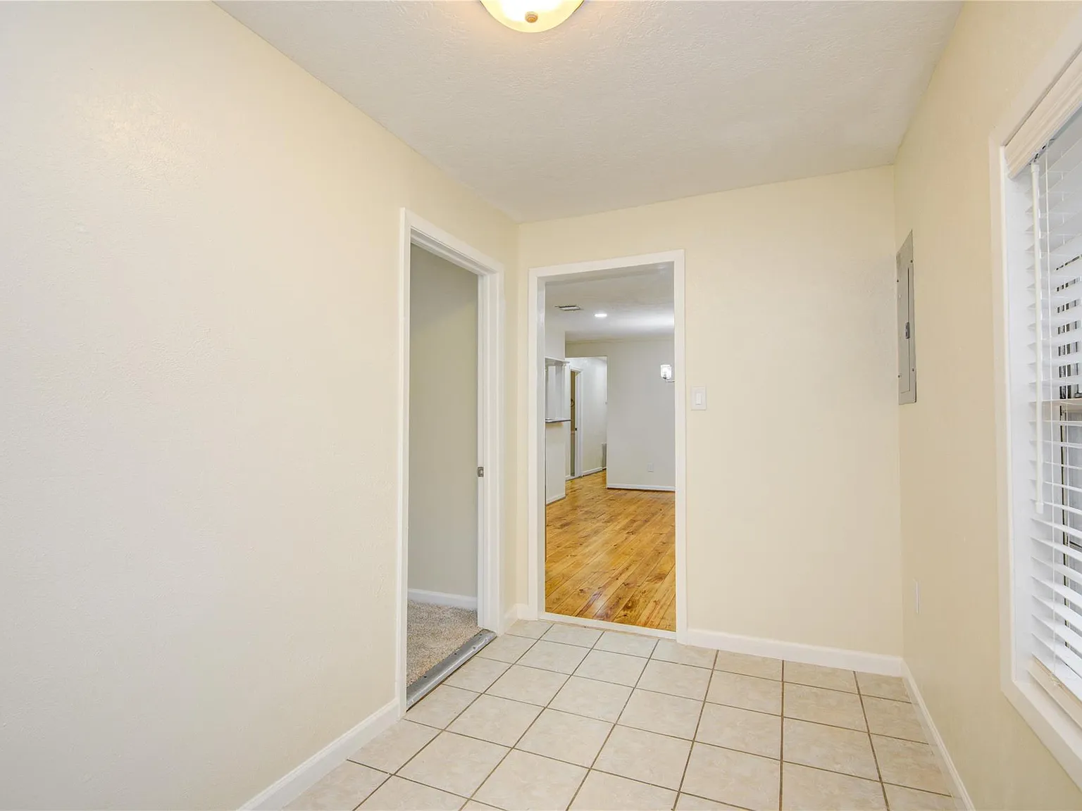 3 bed, 2.0 bath, 1856 sqft, $1,650 — Photo 3