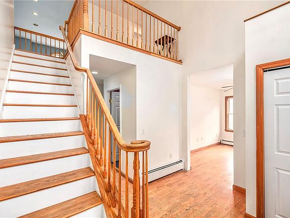 4th image of 542 Spring St