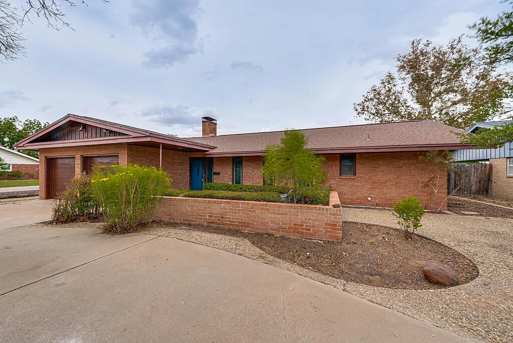4 bed, 2.0 bath, 1877 sqft, $3,200 — Photo 1