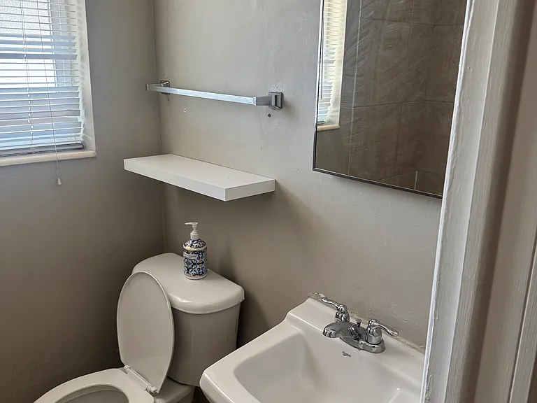 837 E Stratford Ave — Photo 8