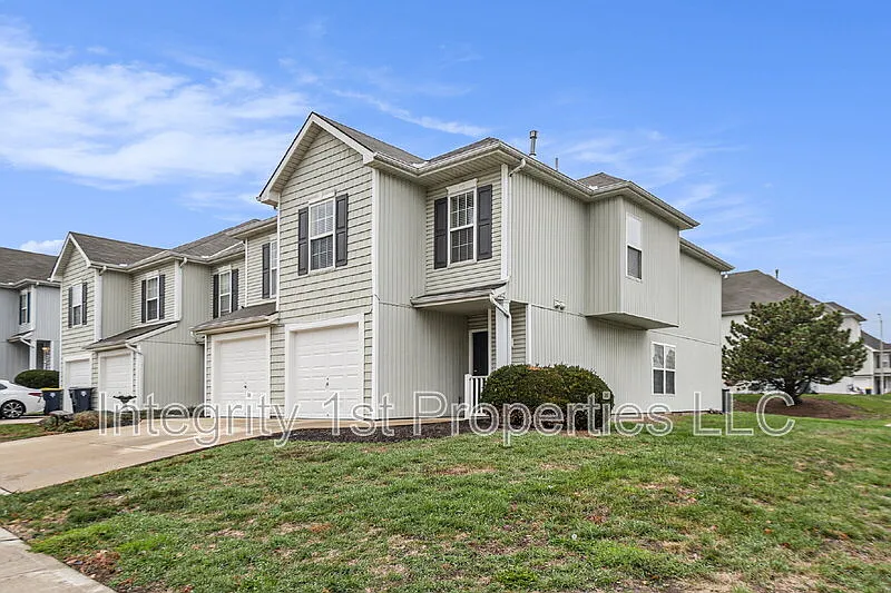 3 bed, 2.5 bath, 1516 sqft, $1,725 — Photo 2