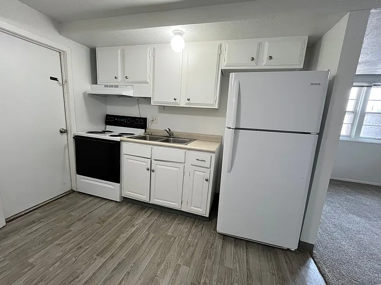 925 W 12th St — Photo 24