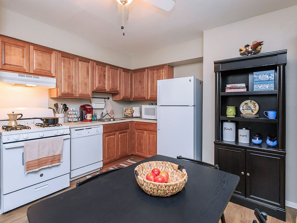 2 Bed / 1 Bath kitchen and dining room