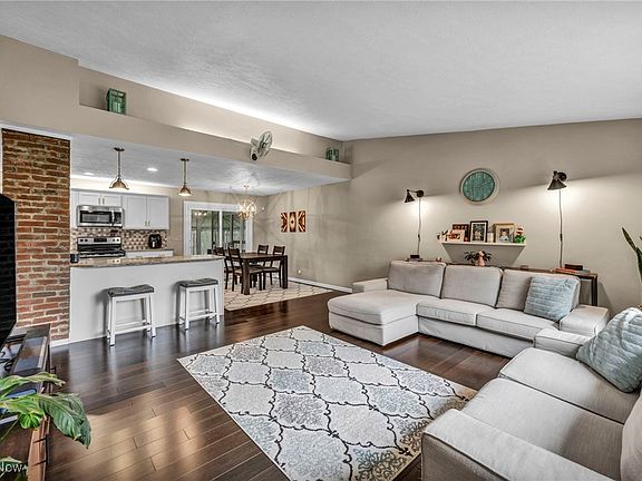3rd image of 6639 Kingsdale Blvd