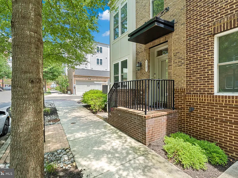 1121 S Lincoln St — Photo 4